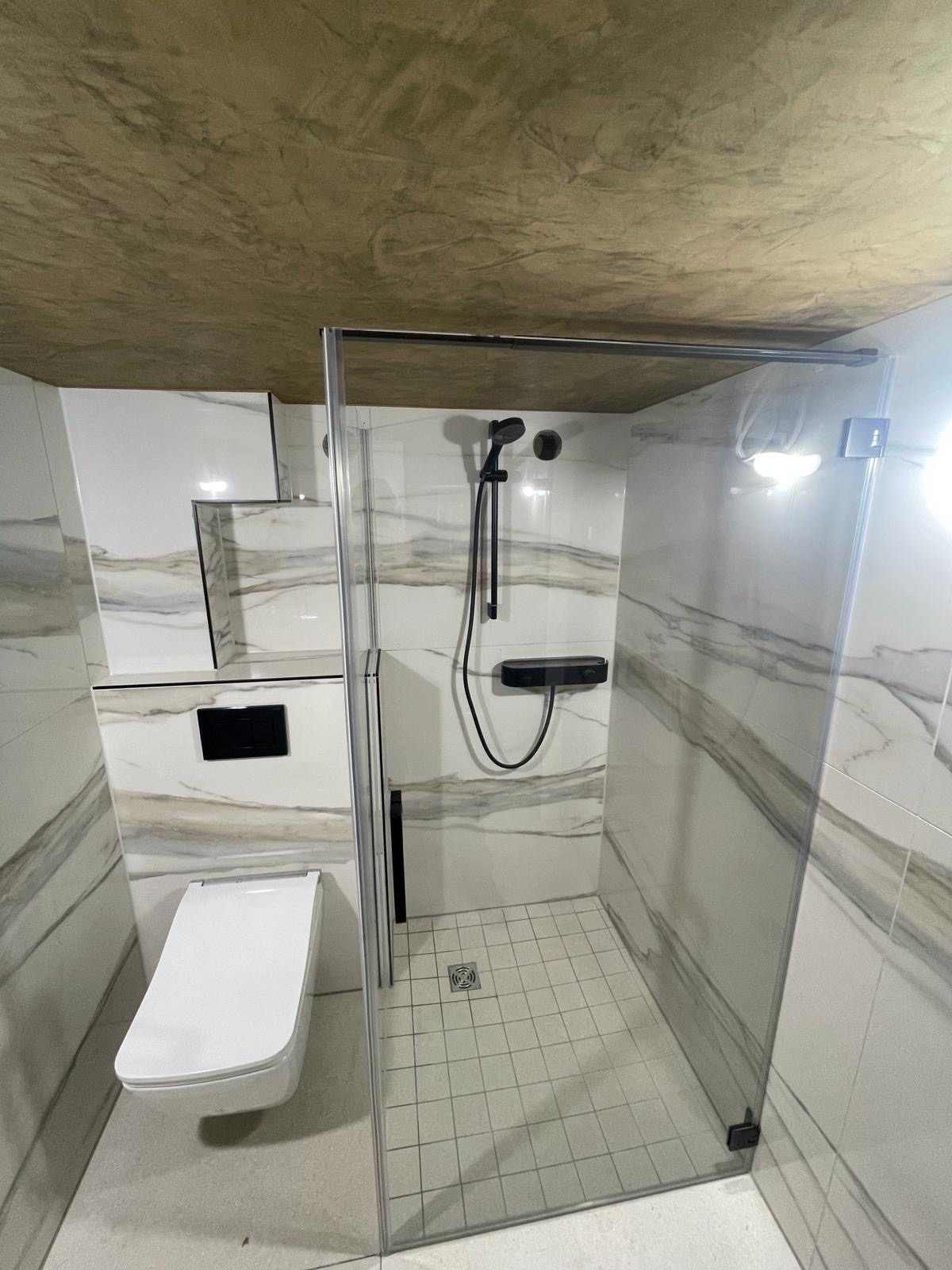 Große ebenerdige Dusche mit Glasabtrennung