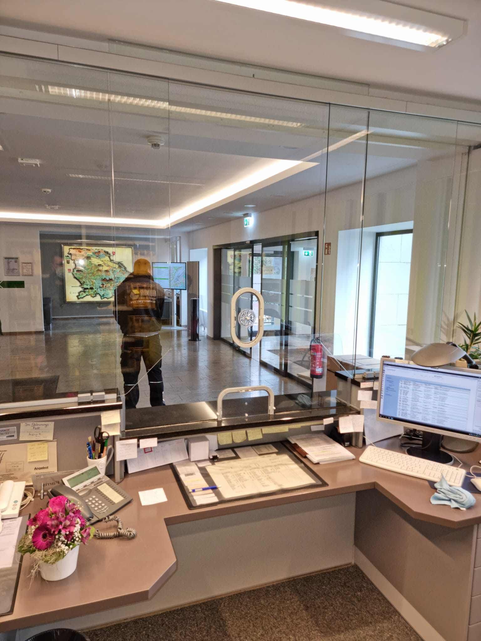 Glasfront mit Tür in einem Büro