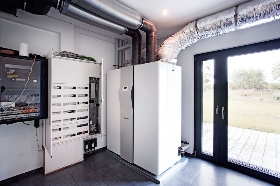 Versorgungsraum mit Heizung und Elektrik