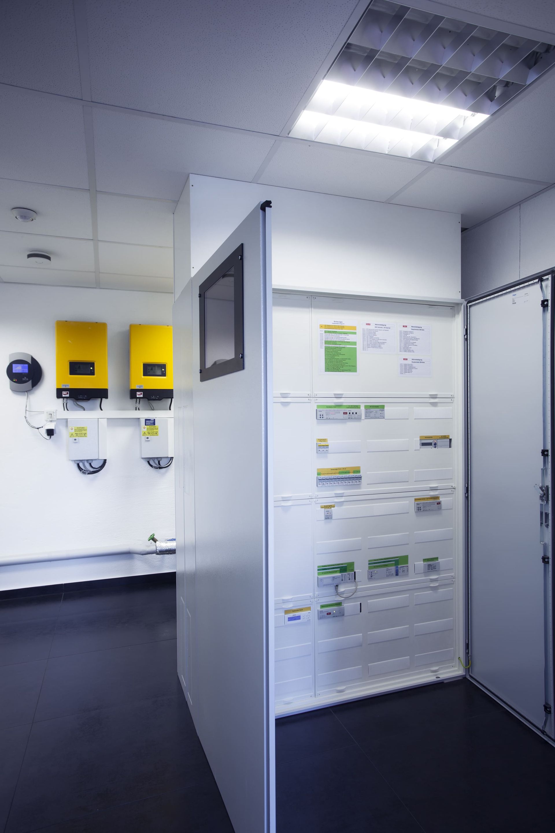 großer Stromschaltkasten