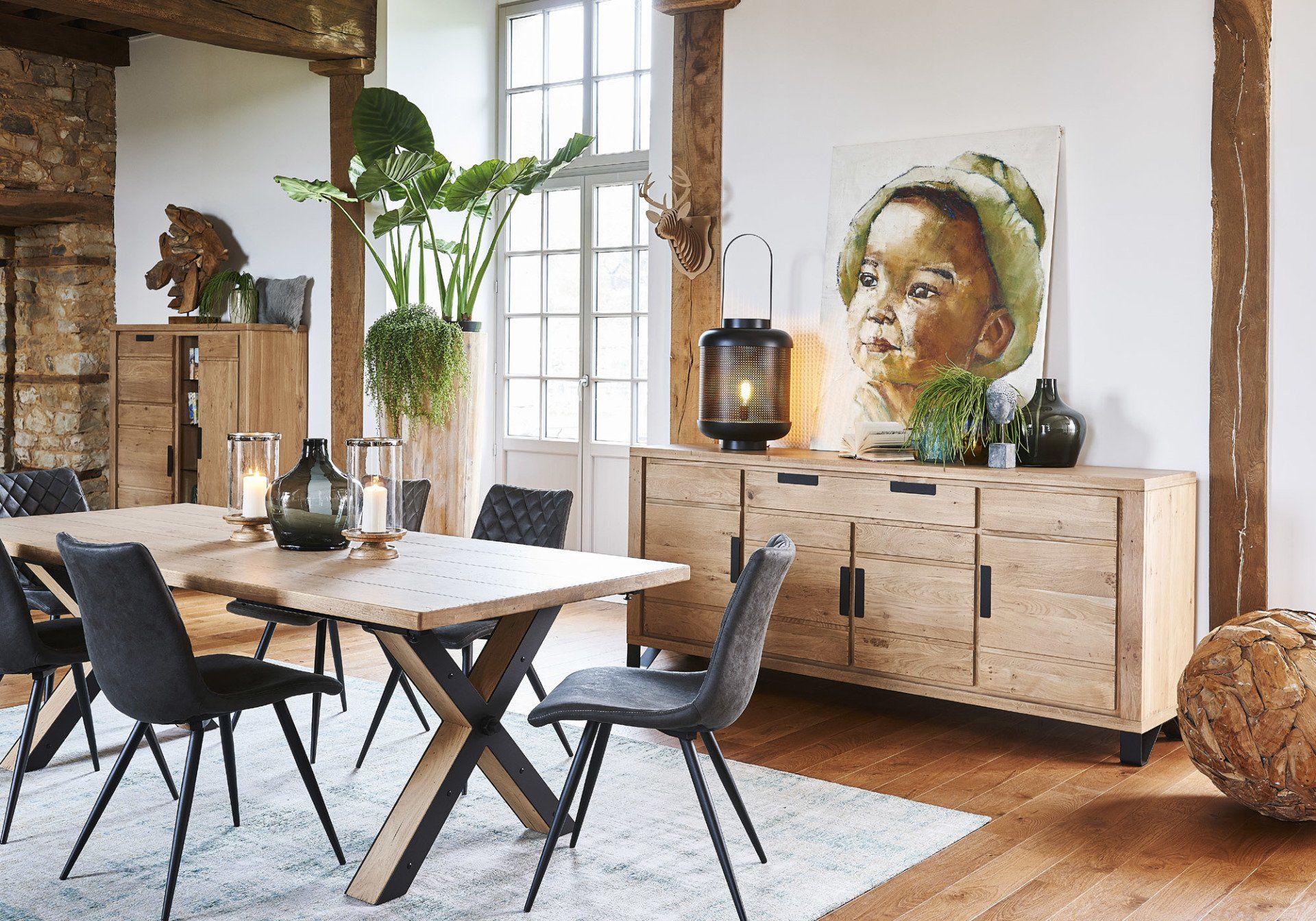 Table, chaises et meubles