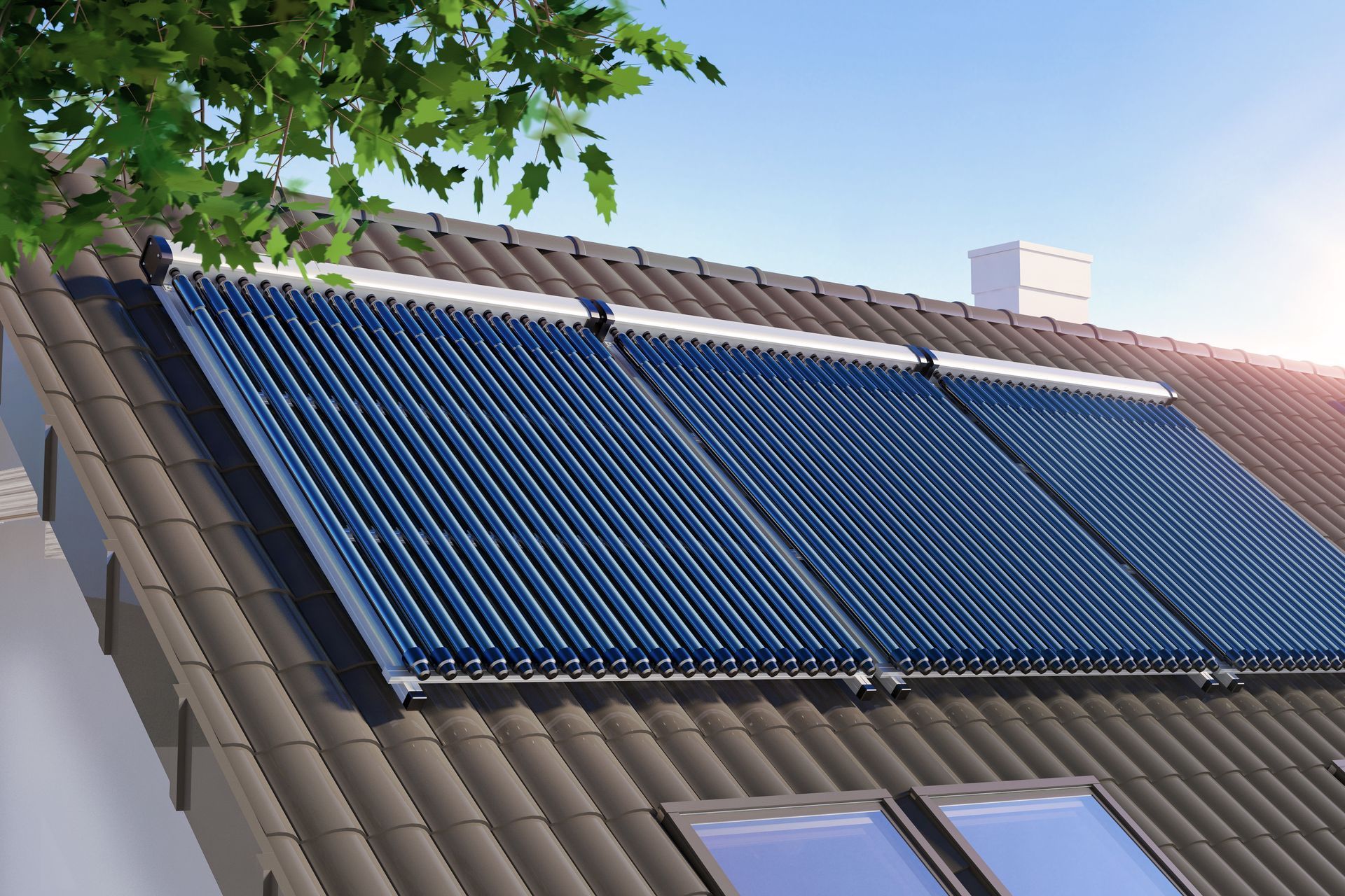 Toit recouvert de panneaux solaires thermiques bleus sous les arbres par une journée ensoleillée.