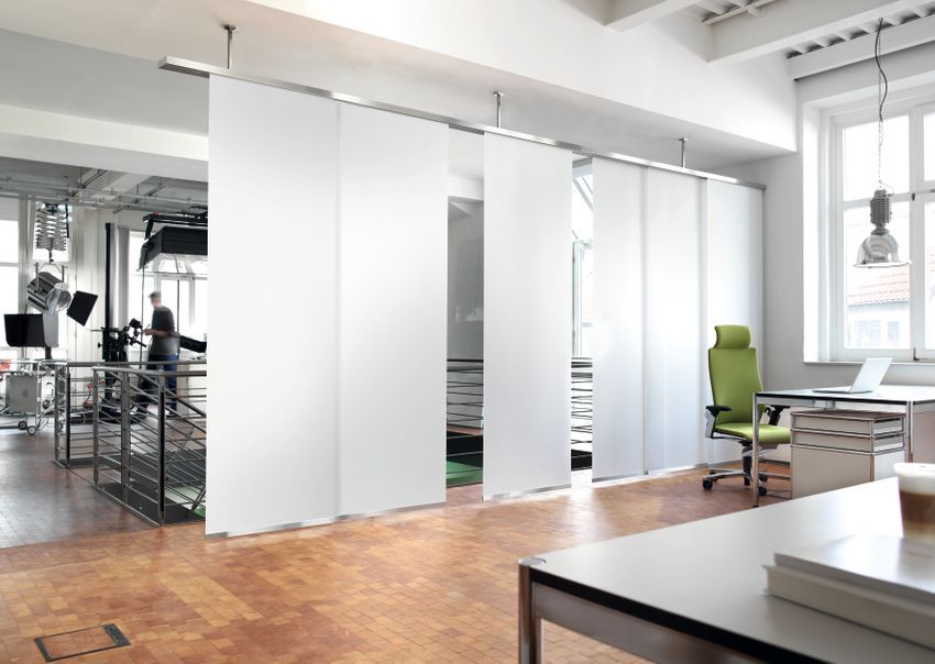 Büroräume mit abgehängten weißen Raumteilern.