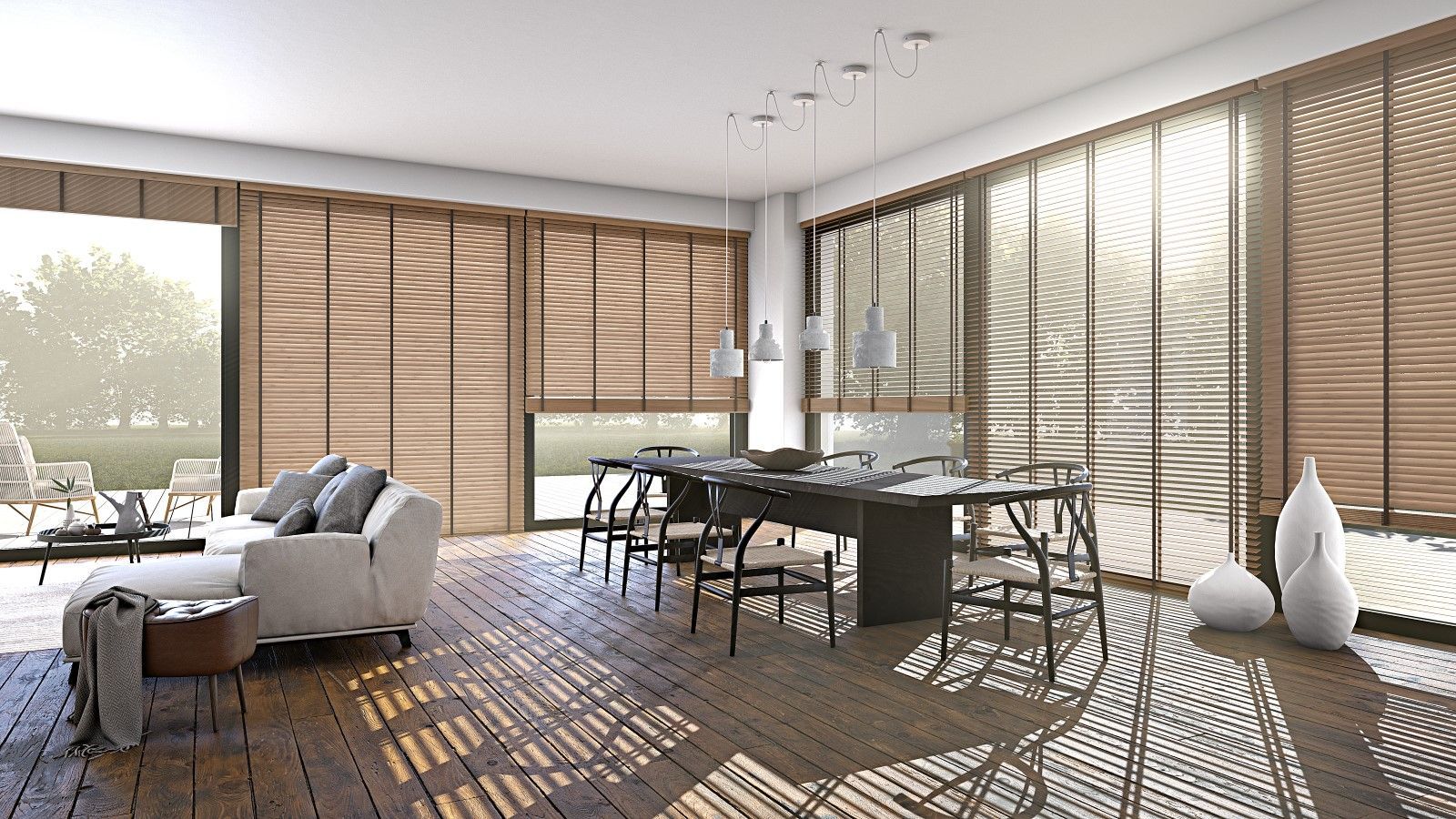 Lichtdurchfluteter Innenraum mit Holzböden, Möbeln in neutralen Tönen und großen Fenstern mit horizontalen Jalousien.