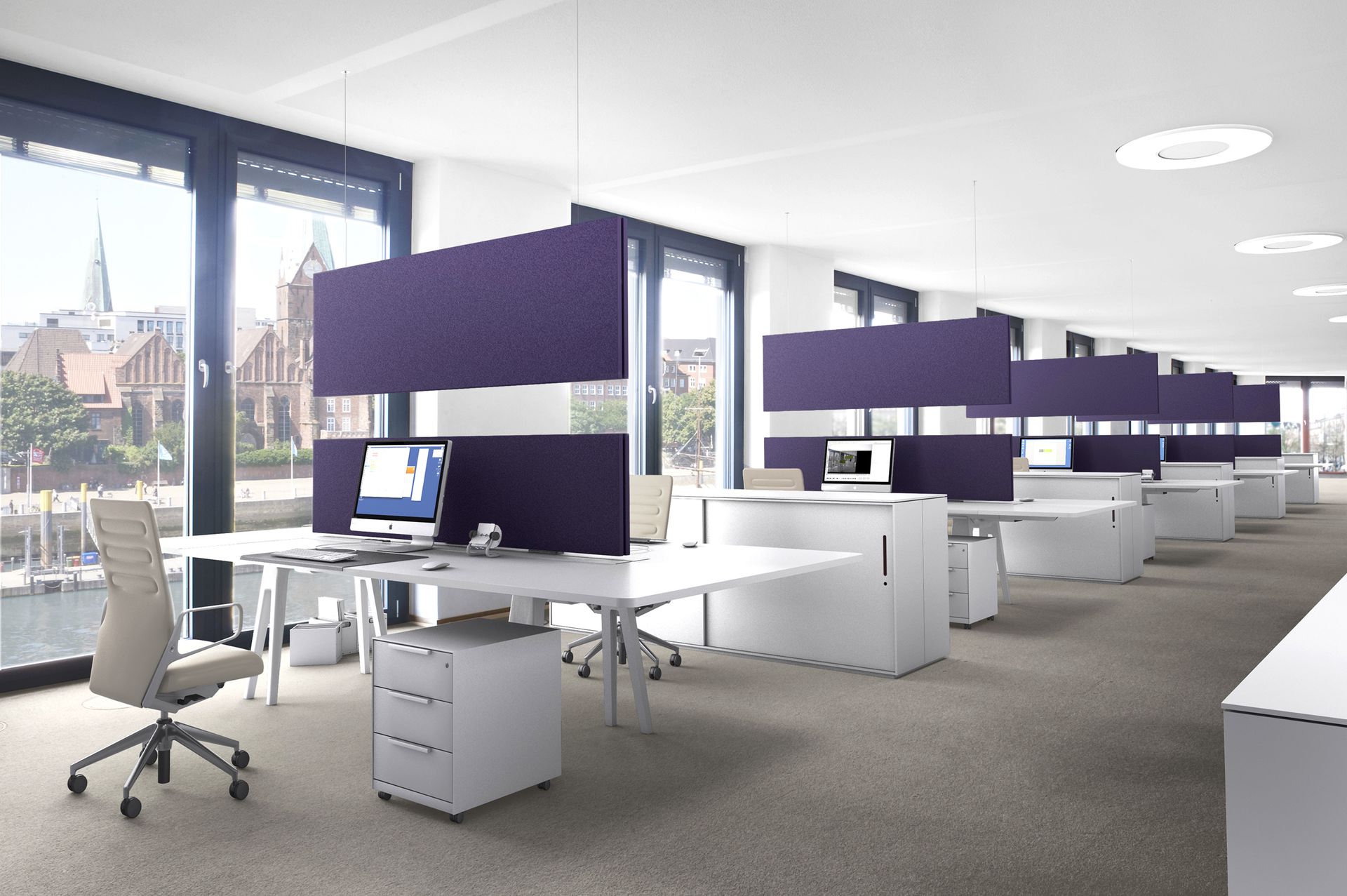 Moderner Büroarbeitsplatz mit weißen Schreibtischen, violetten Trennwänden und großen Fenstern.