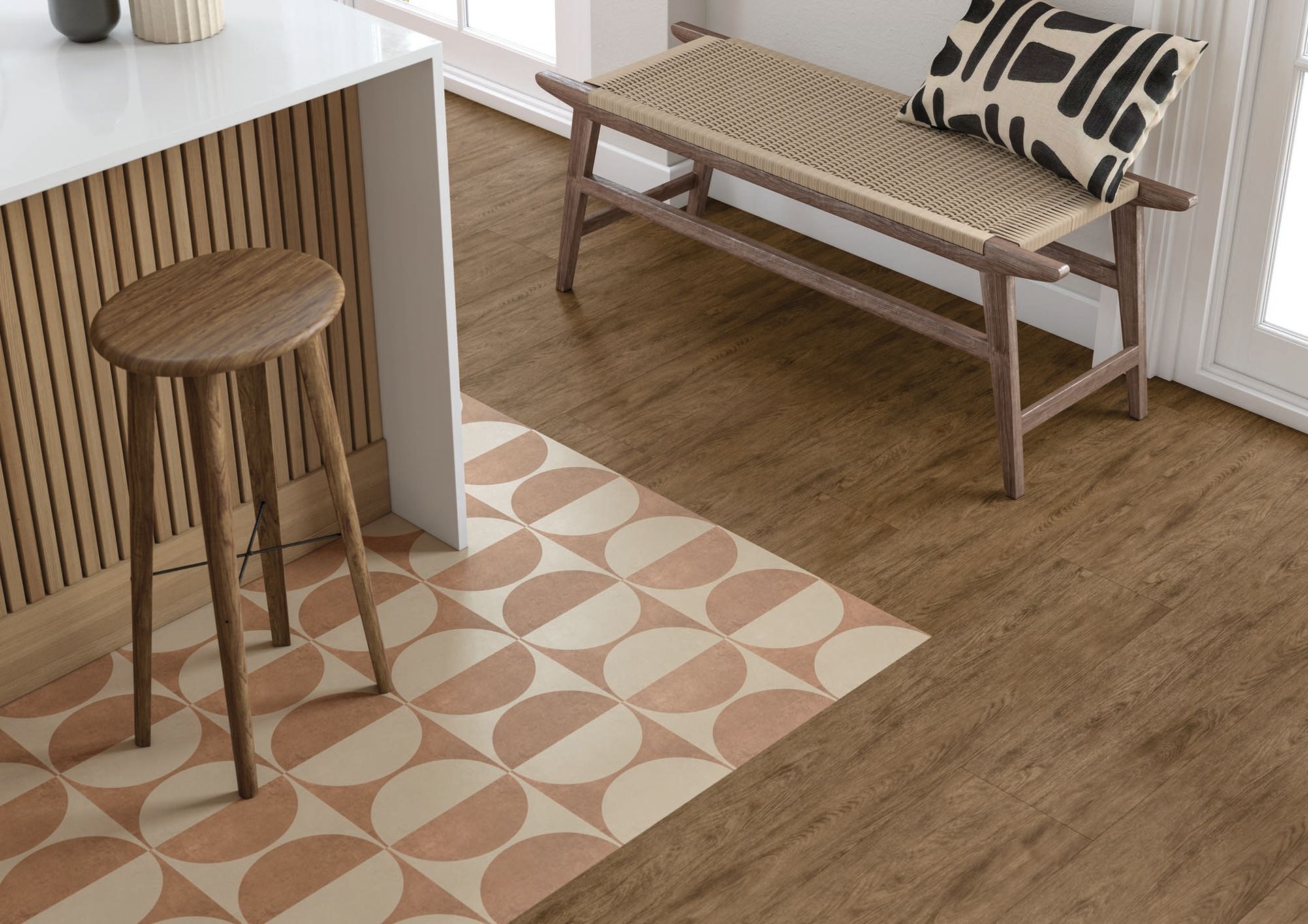 Interieur mit gemustertem Fliesenboden, Holzbank und Hocker. Farben: Braun, Beige und Pfirsich.