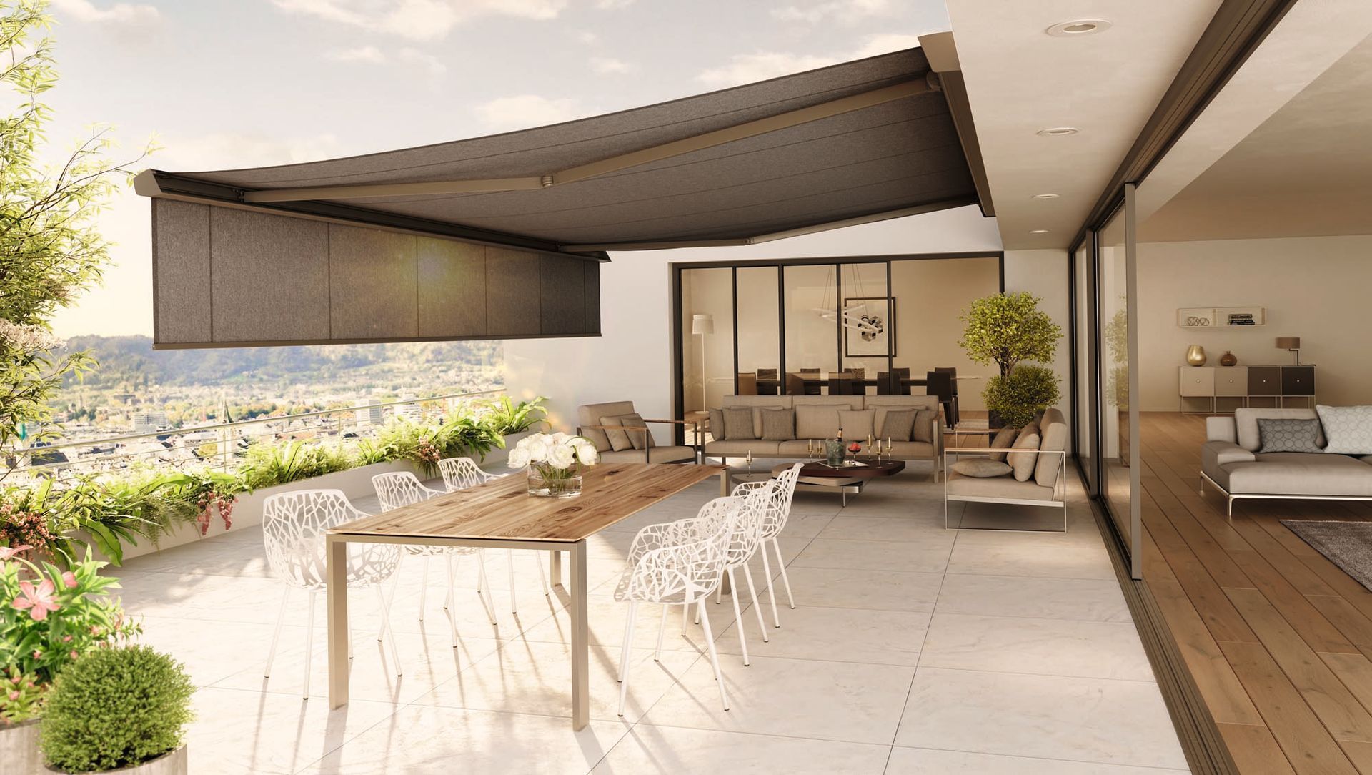 Terrasse mit ausfahrbarer Markise, Esstisch, Sitzgelegenheiten und Blick auf die Stadt.