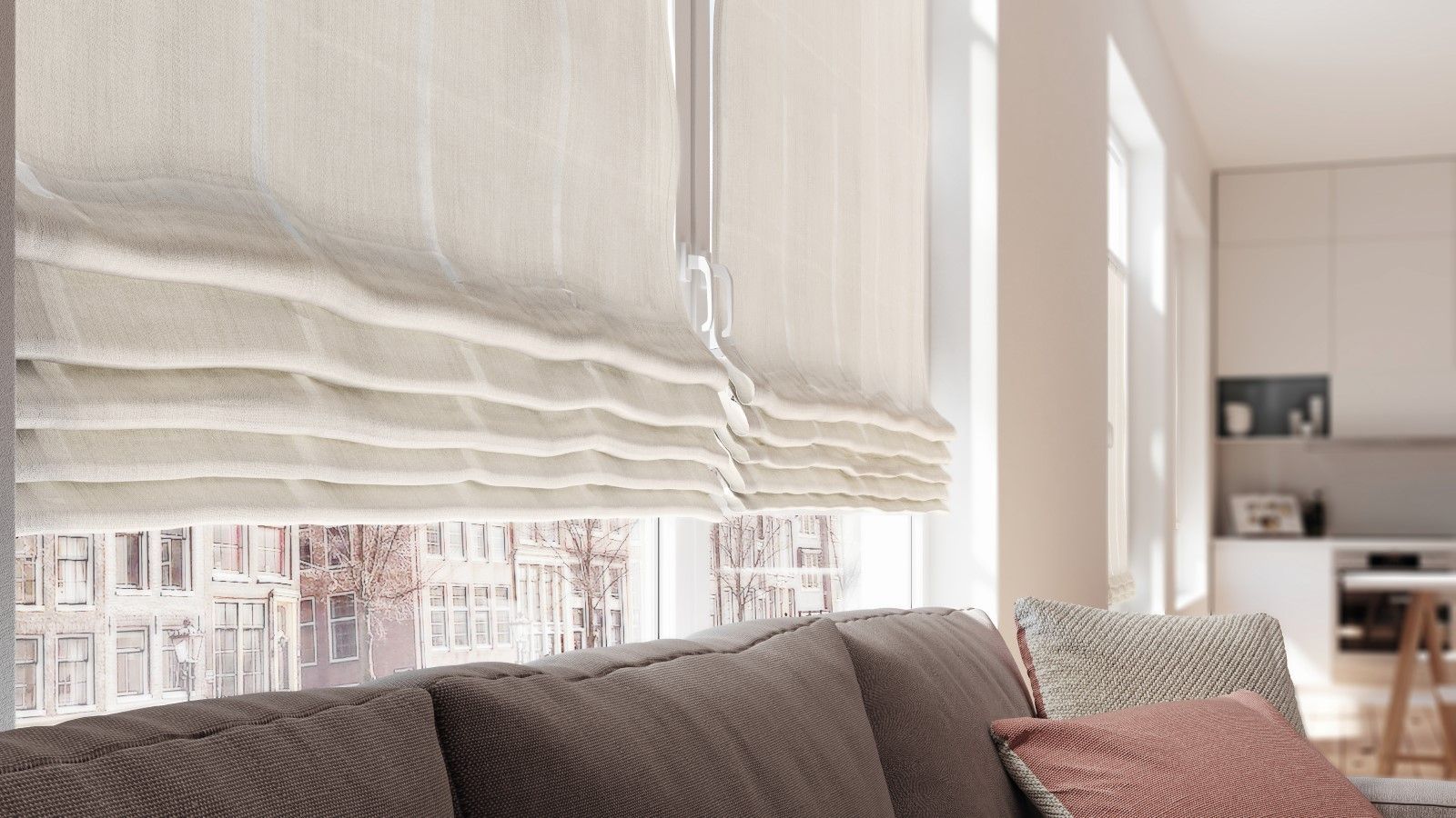 Wohnzimmerfenster mit beigefarbenen Raffrollos und einem braunen Sofa.