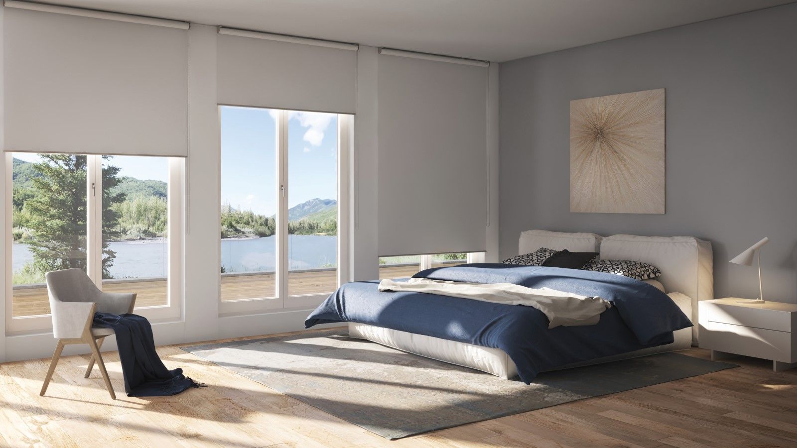 Schlafzimmer mit großen Fenstern, Bett mit blauer Bettwäsche, grauen Wänden und einem Stuhl.