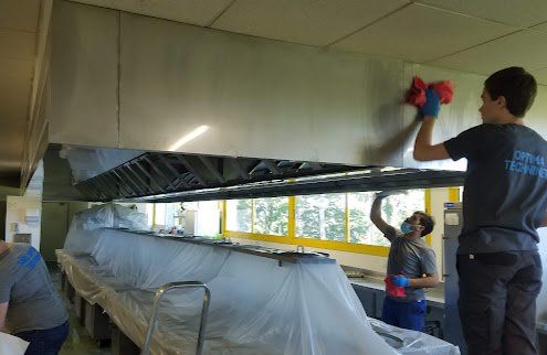 Nettoyage de hotte de cuisine avec éponges