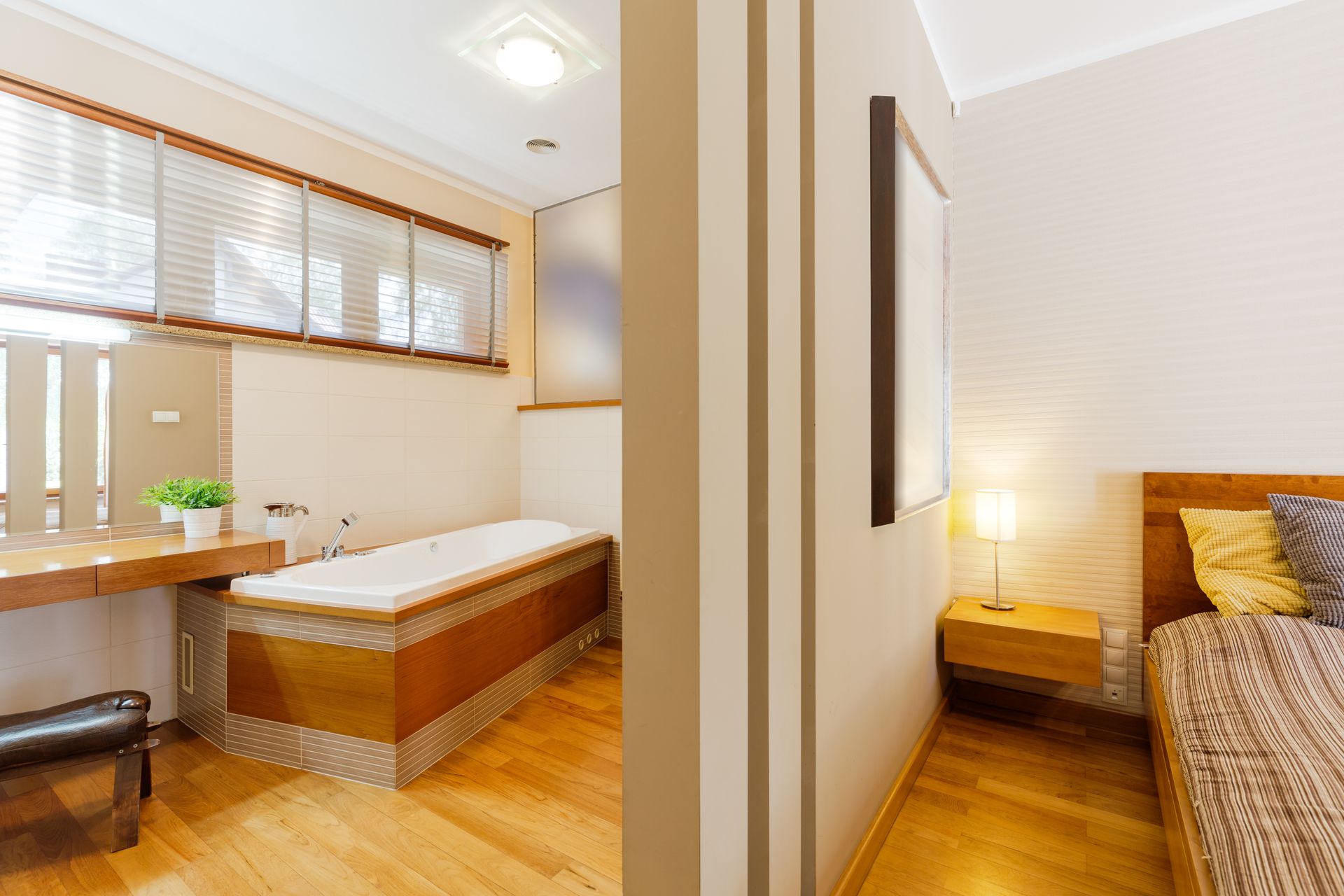 Une chambre et une salle de bains séparées par une cloison.