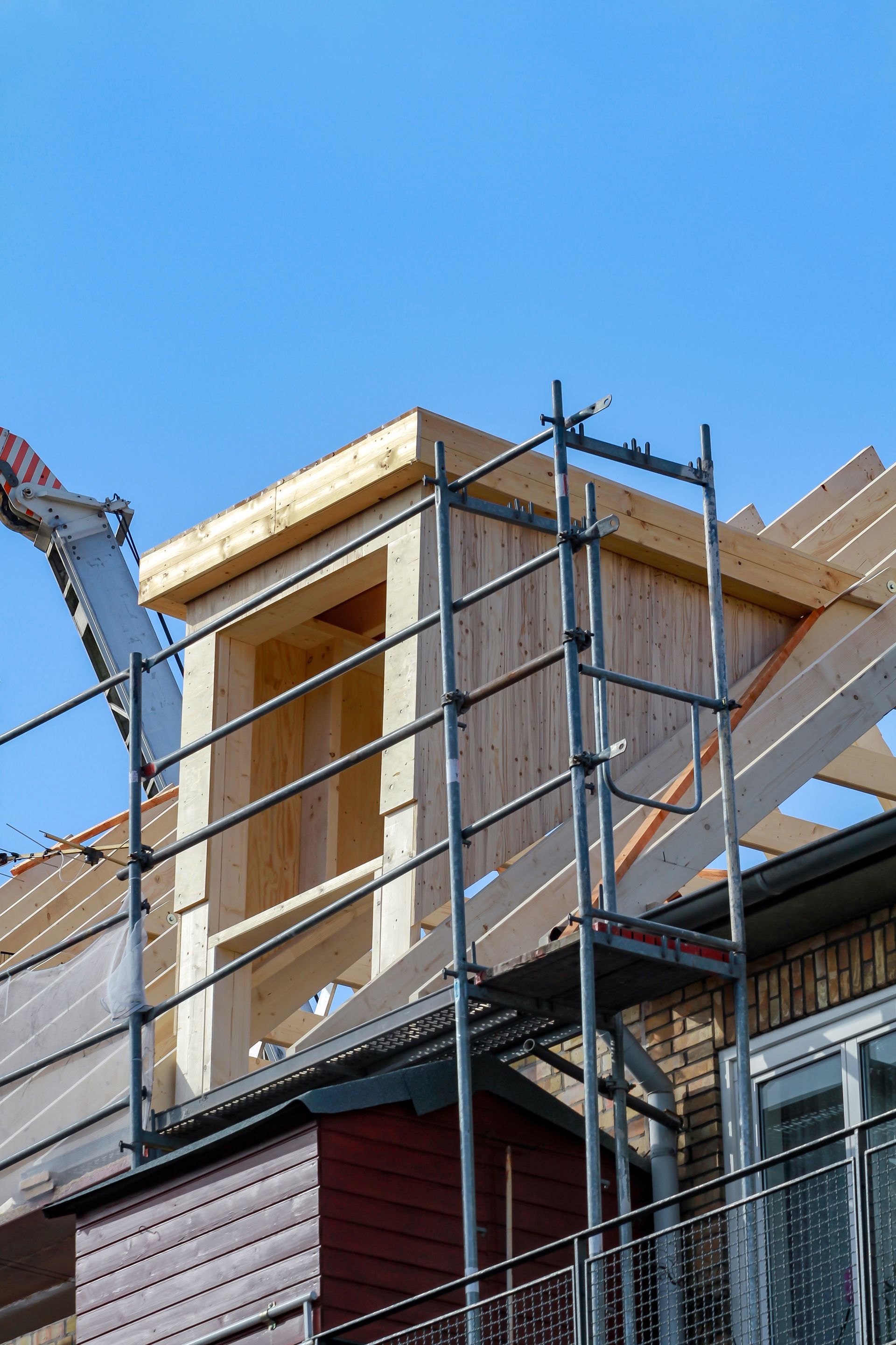 Des travaux d'extension verticale sont en cours, sur une maison.