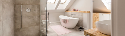 Une salle de bains rénovée sous pente.
