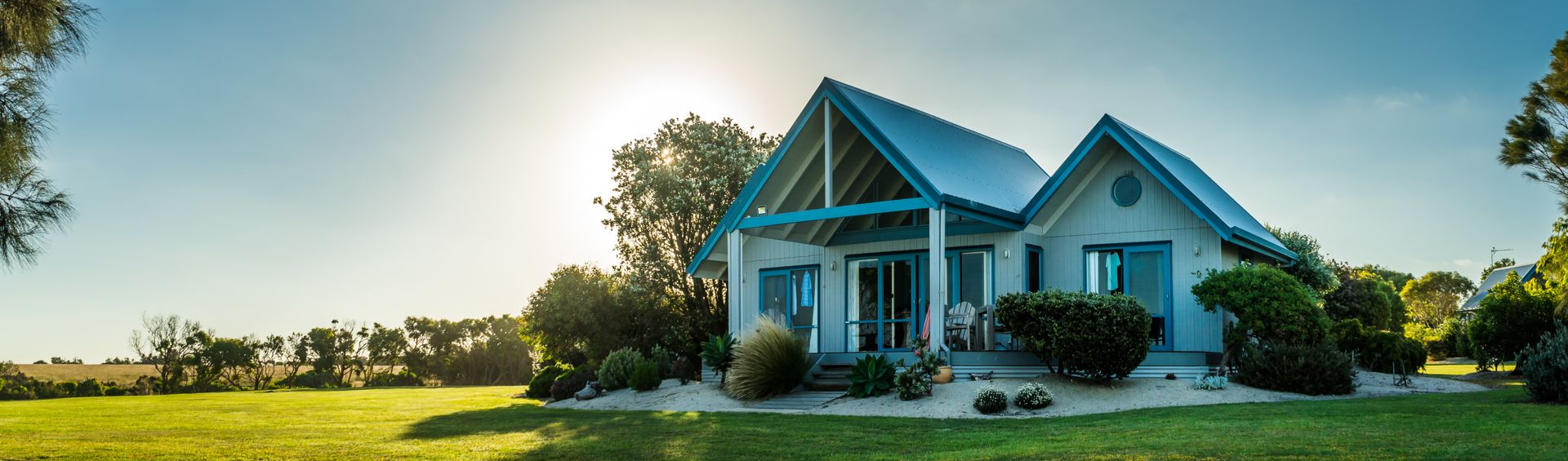 Une maison individuelle sur un terrain vide verdoyant.