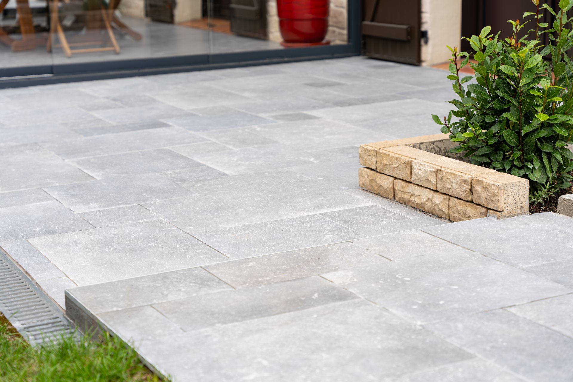 Une terrasse moderne avec un carrelage gris au sol.