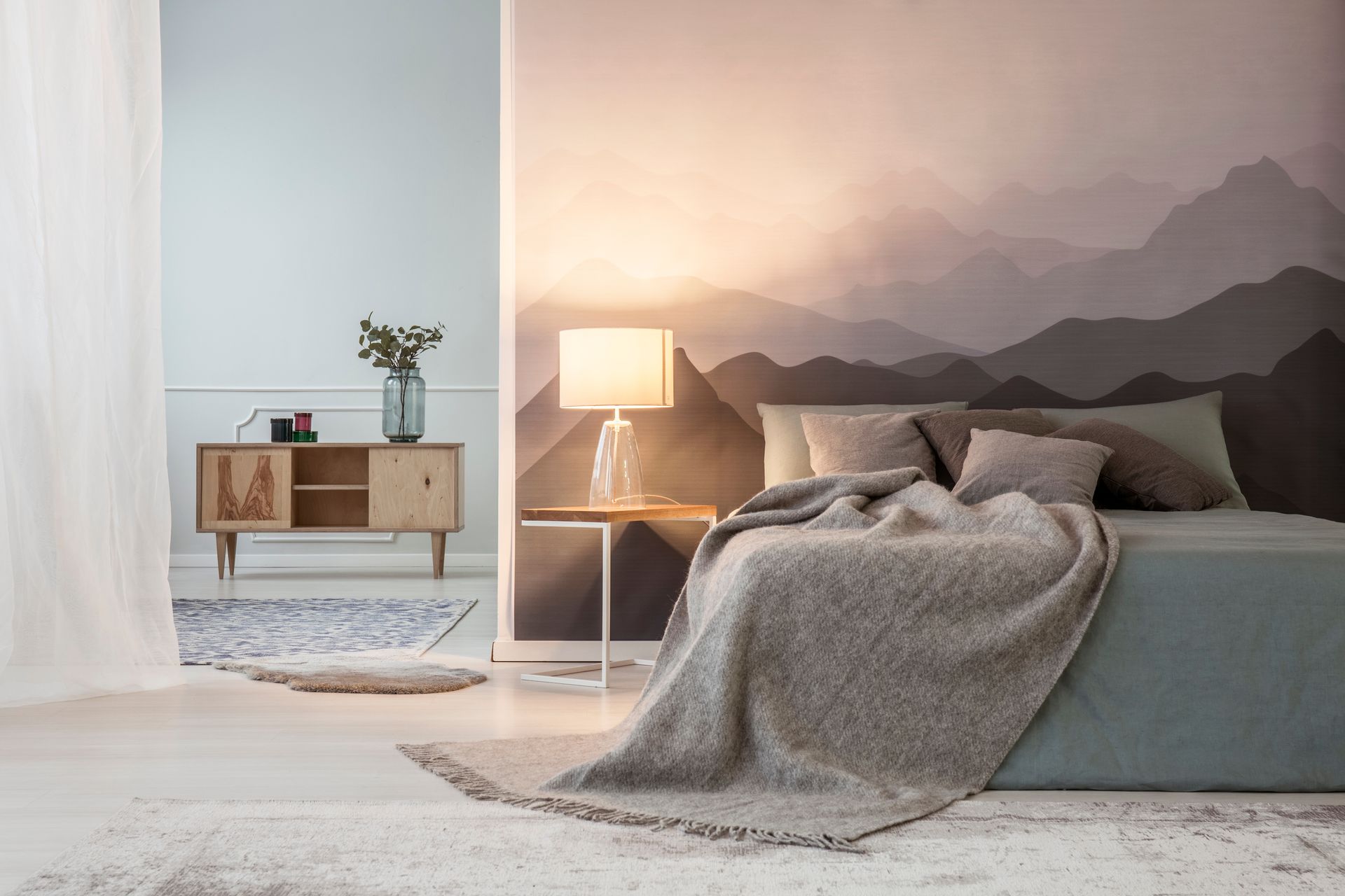 Une chambre moderne avec du papier peint décoratif.