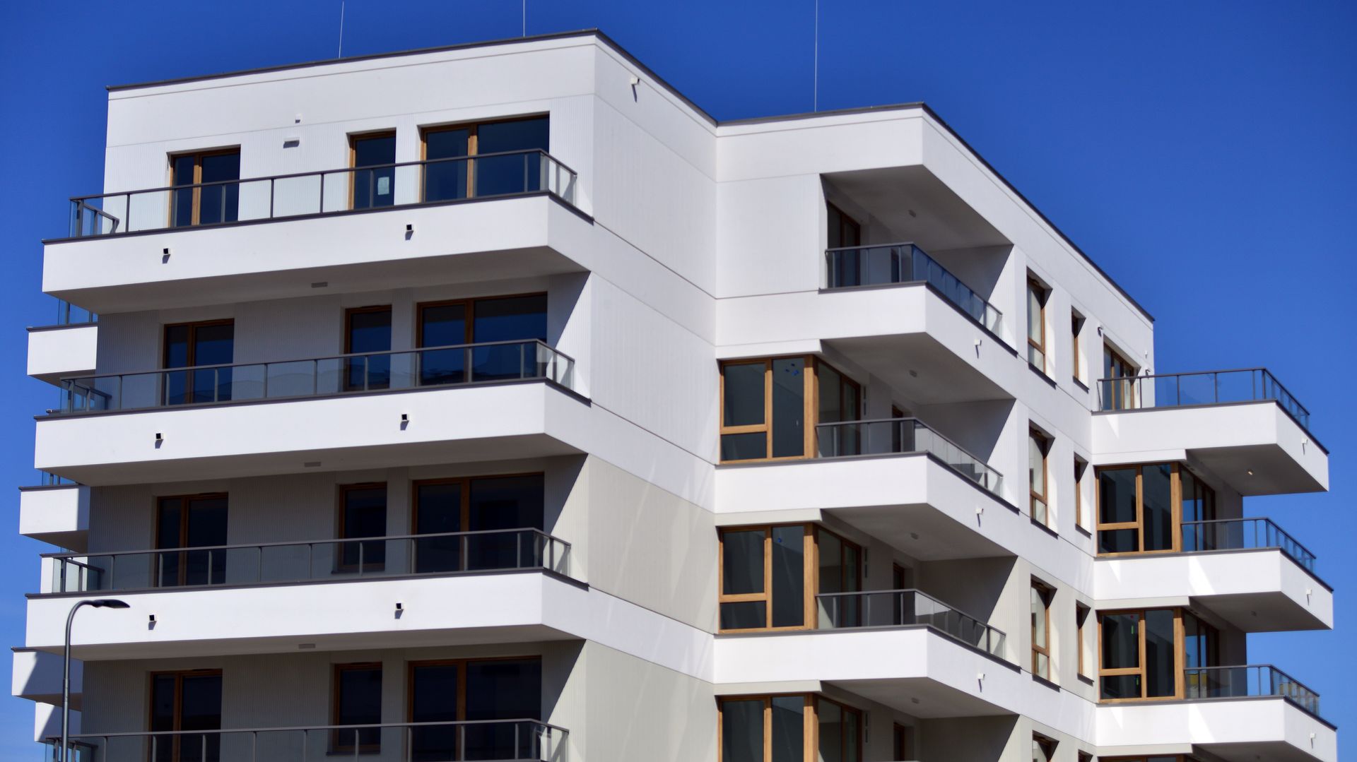 Un immeuble d'appartements blanc moderne avec des balcons.