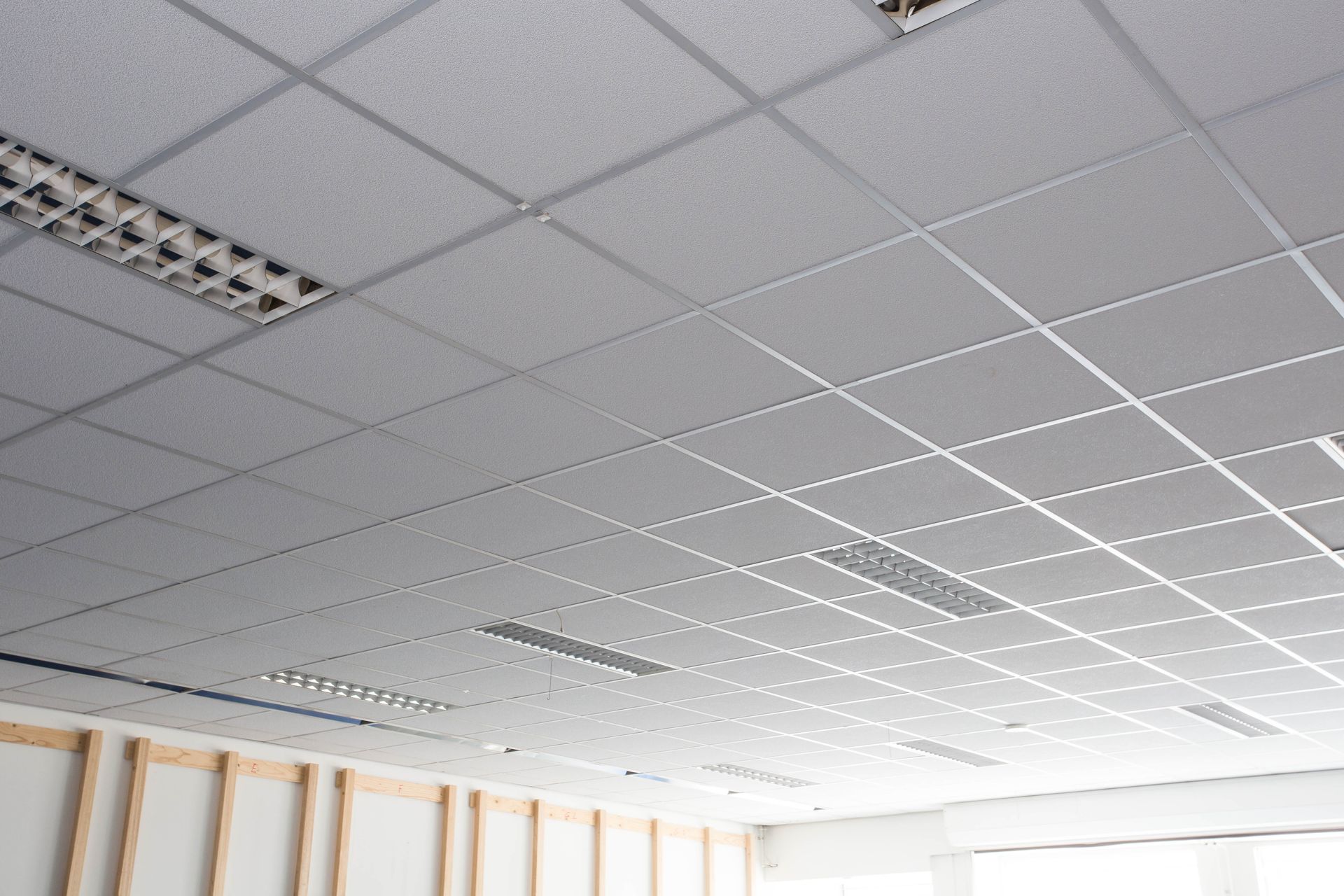 Un faux plafond en dalles dans une pièce en cours de rénovation.