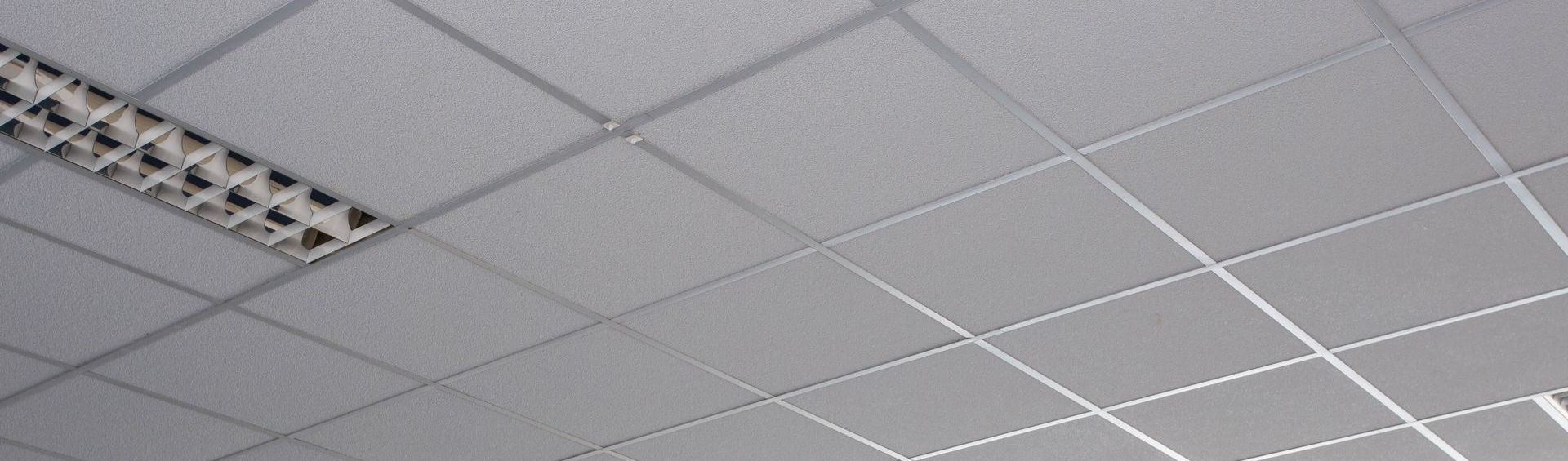 Un faux plafond en dalles.