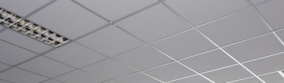 Un faux plafond en dalles.