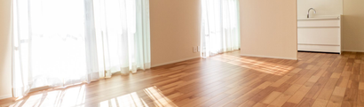 Une pièce vide avec un sol en parquet.