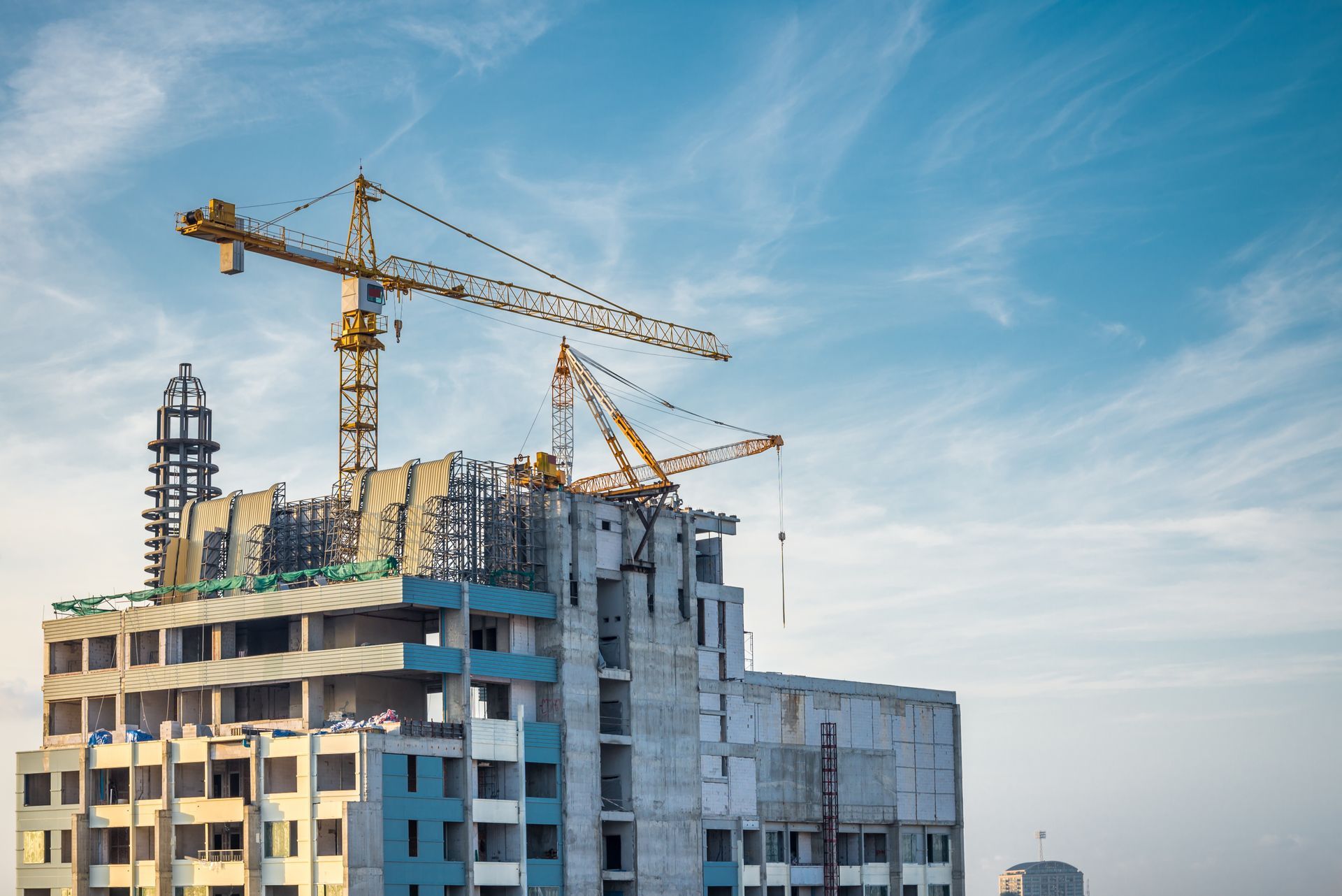 Un chantier de construction avec des grues jaunes.