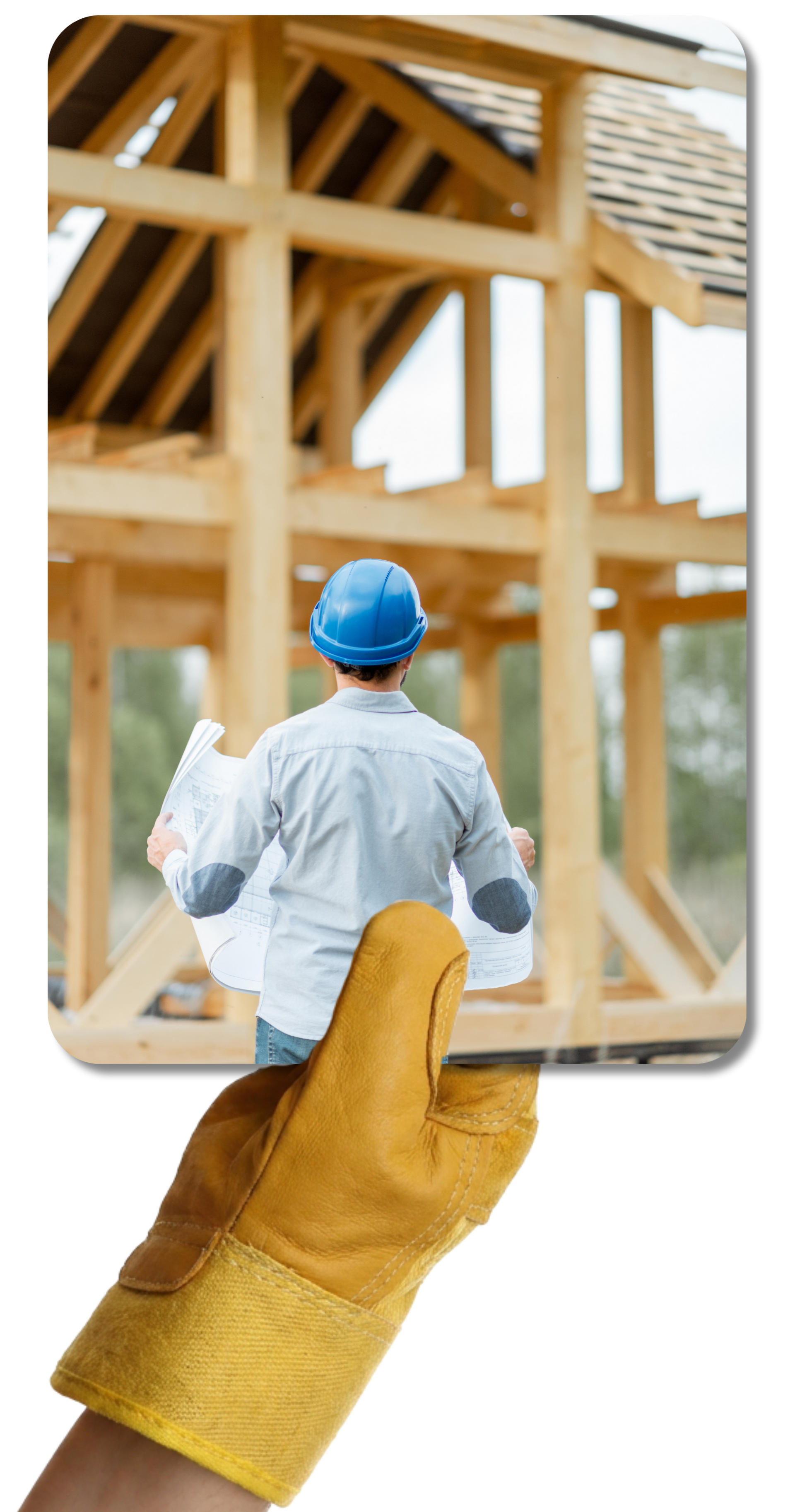 Une main gantée de jaune tient une image d'un artisan devant une maison en cours de construction.