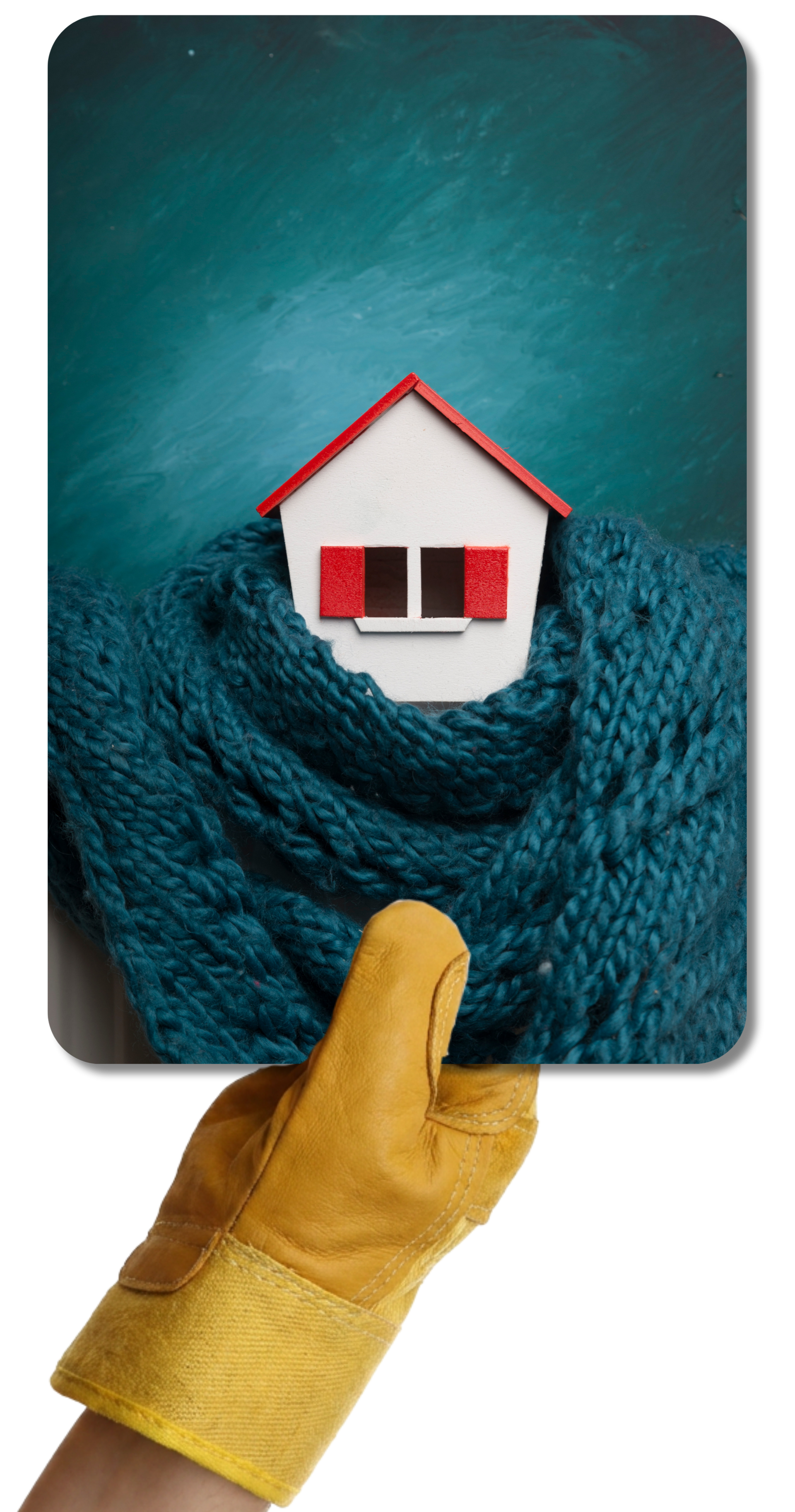Une main gantée de jaune tient une image d'une petite maison enveloppée dans une écharpe, sur un fond bleu.