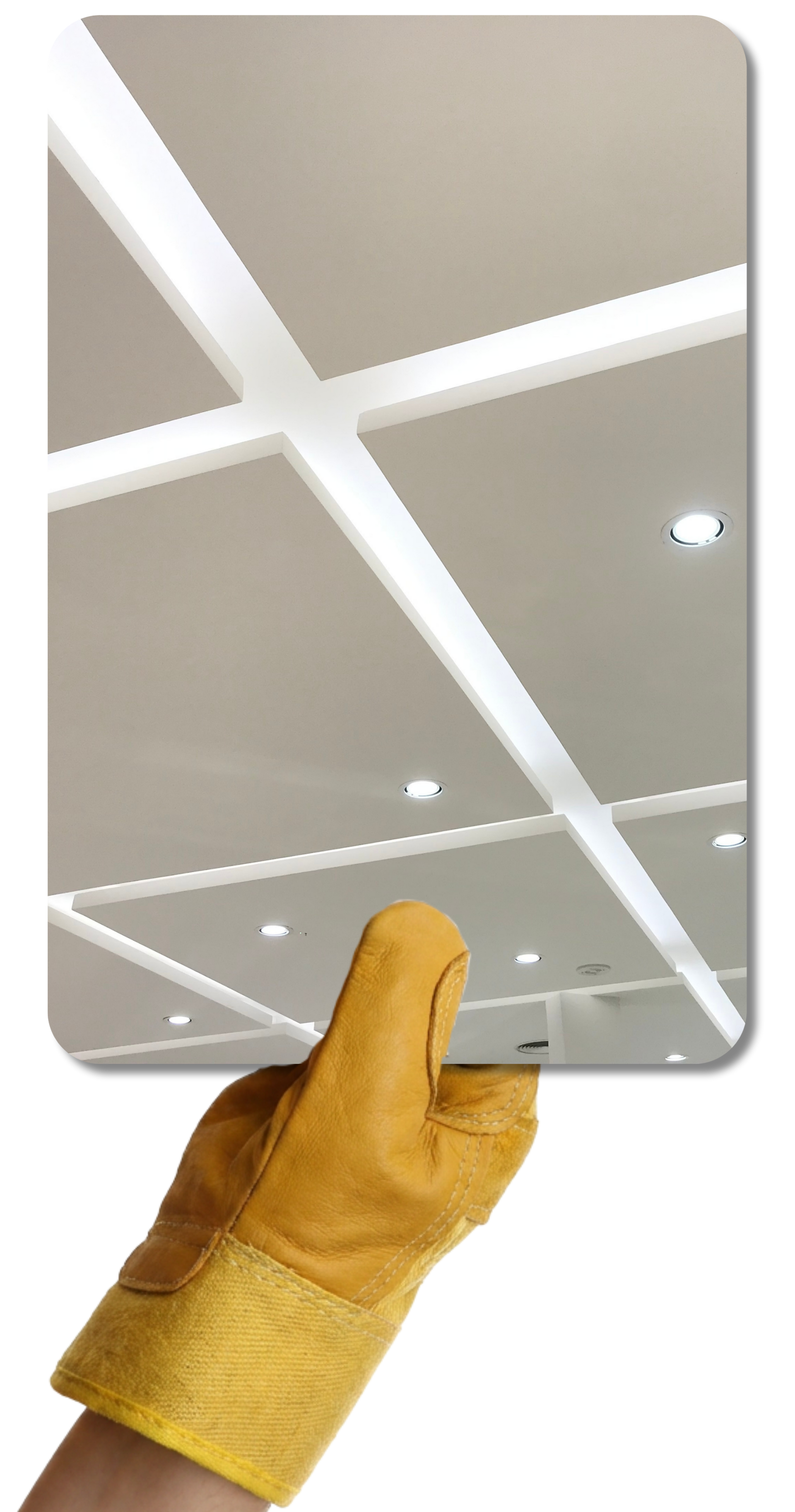 Une main gantée de jaune tient une photo d'un faux plafond avec des lumières intégrées.