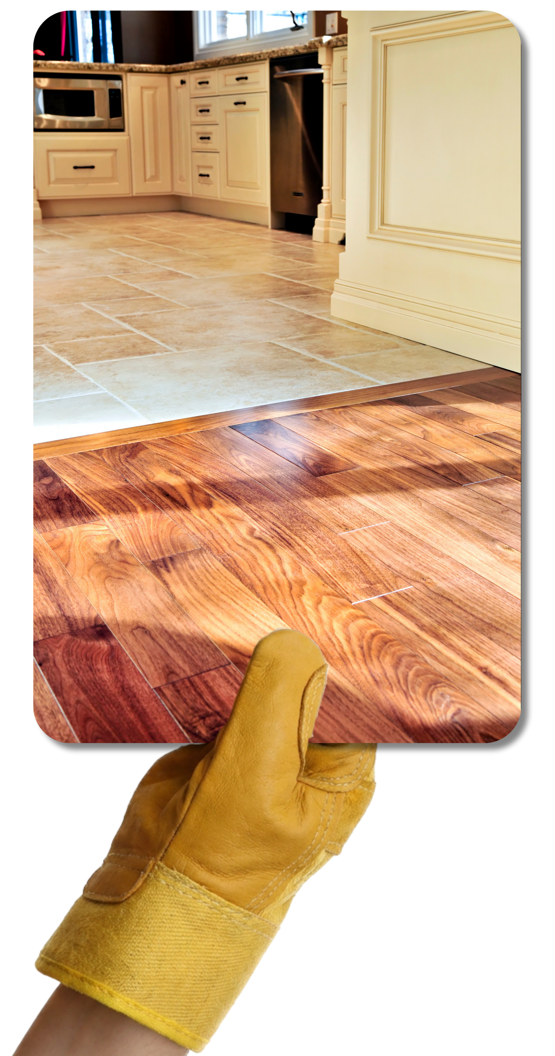 Une main gantée de jaune tient une photo d'un sol de cuisine revêtu de parquet et de carrelage.