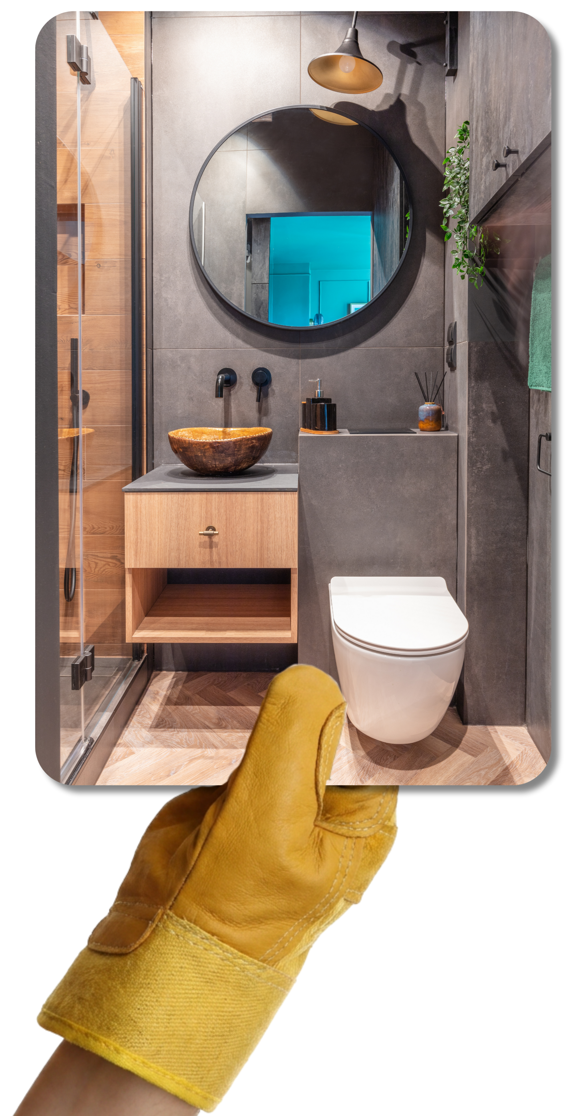 Une main gantée de jaune tient une image d'une salle de bains moderne.