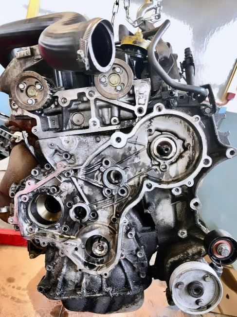 Pièces détachées de moteur.