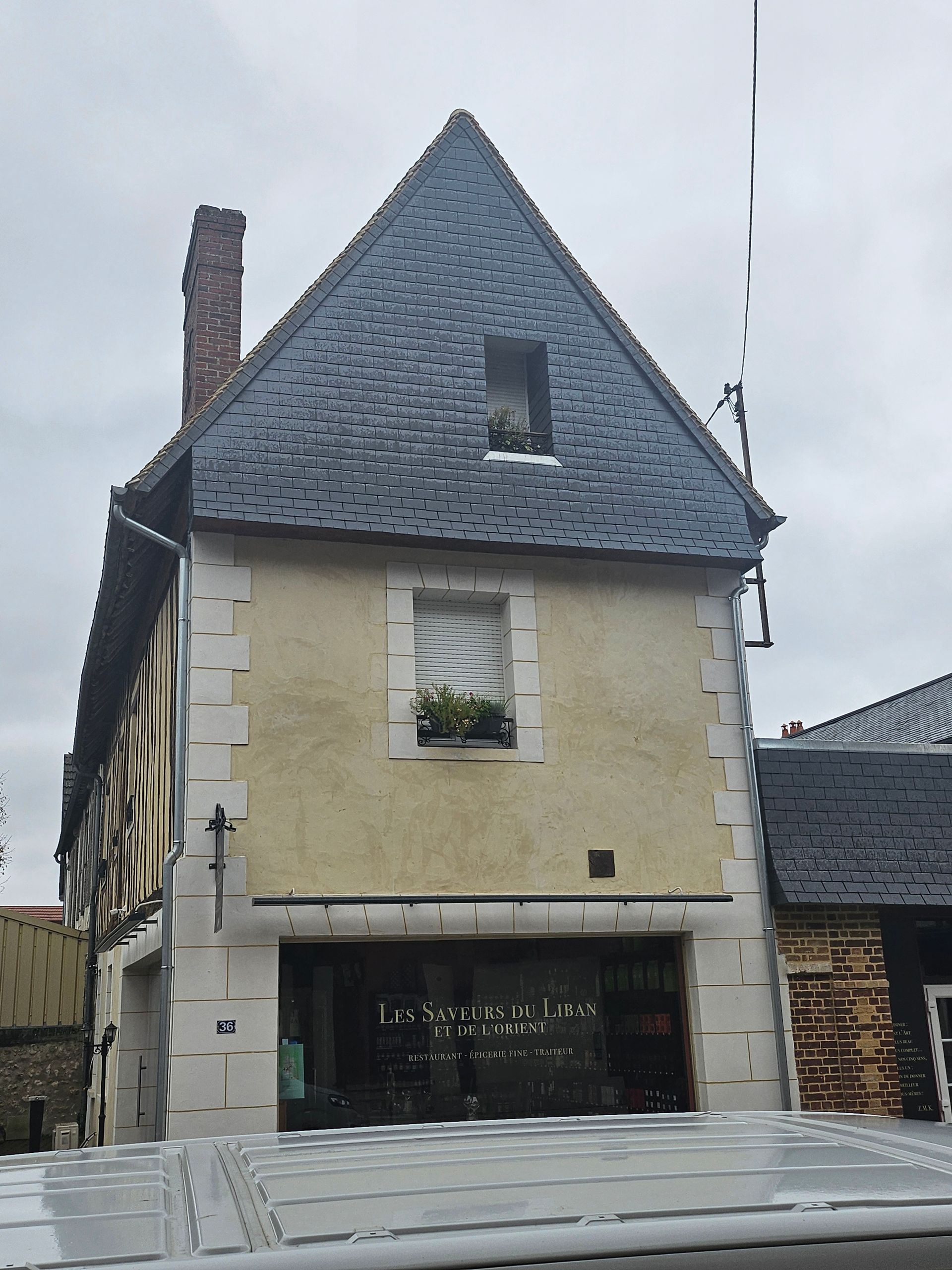 Travaux de couverture sur un toit en pente