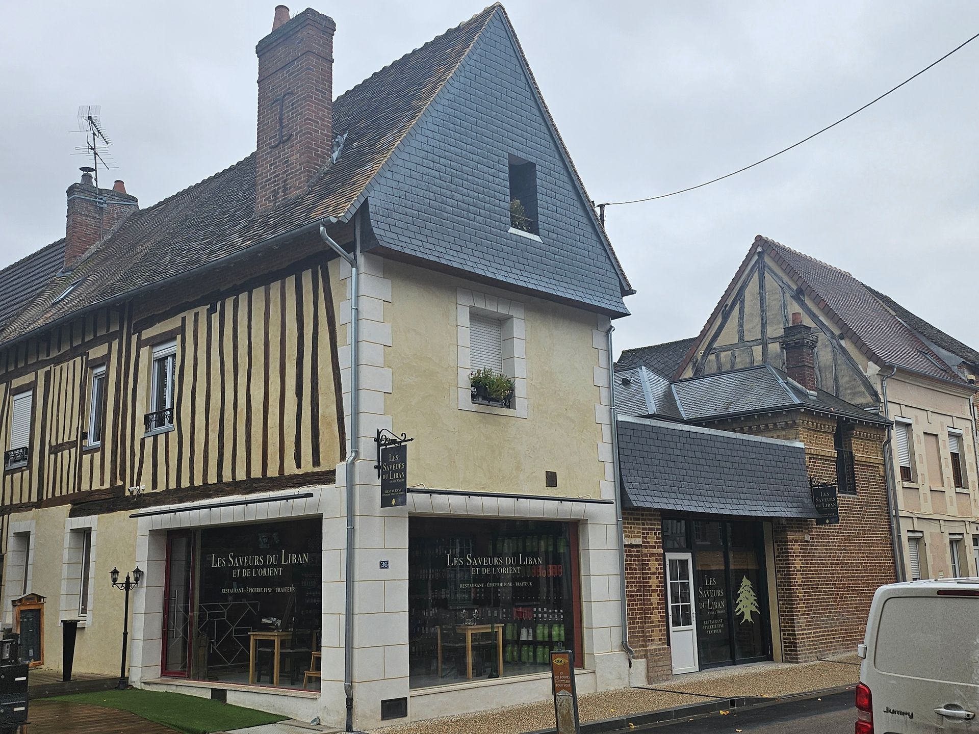 Travaux de couverture sur un local commercial