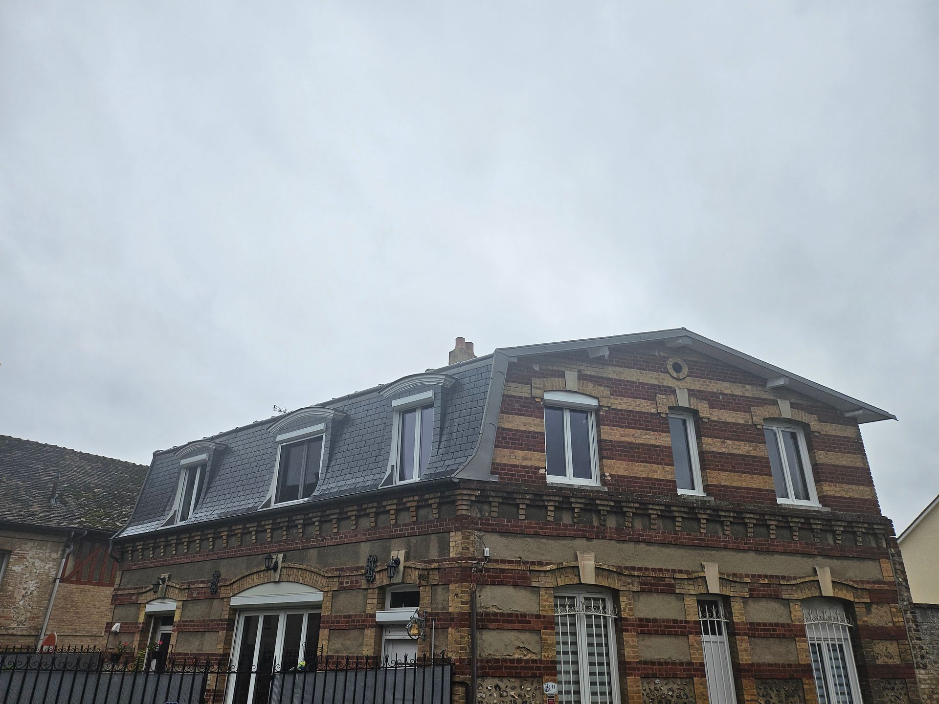 Toiture en ardoise sur un bâtiment