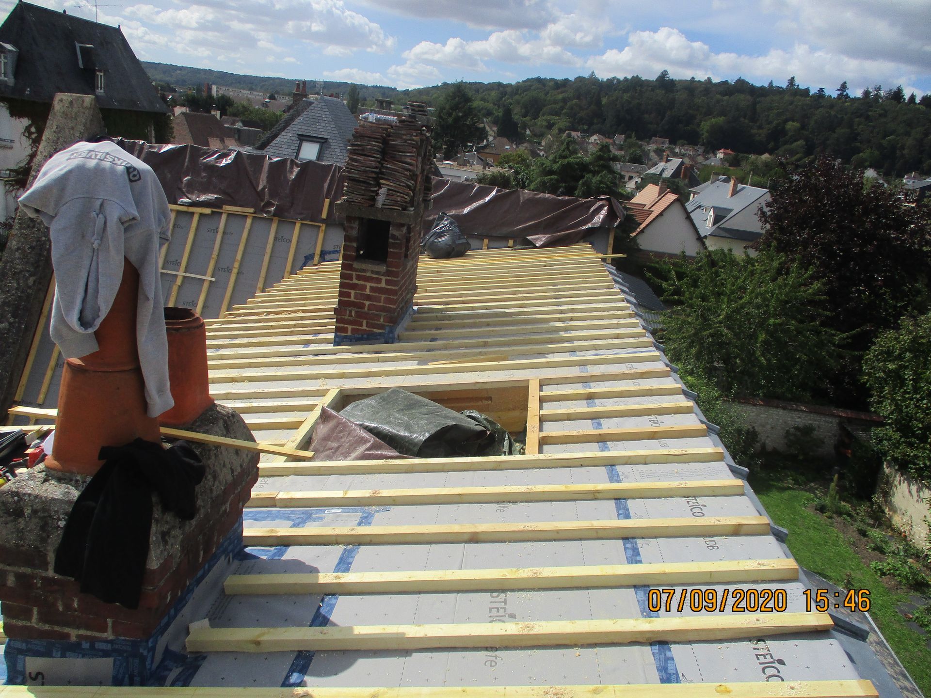 Pose de fenêtre de toit sur charpente