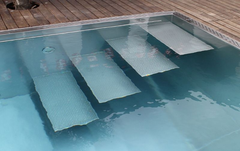 Eine Nahaufnahme eines Swimmingpools aus Edelstahl mit Treppen darin. Foto von der Artmetal GmbH