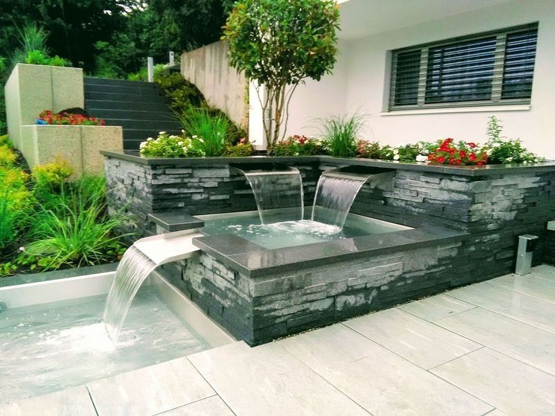 In der Mitte des Gartens befindet sich ein Wasserfall. Foto von der Artmetal GmbH