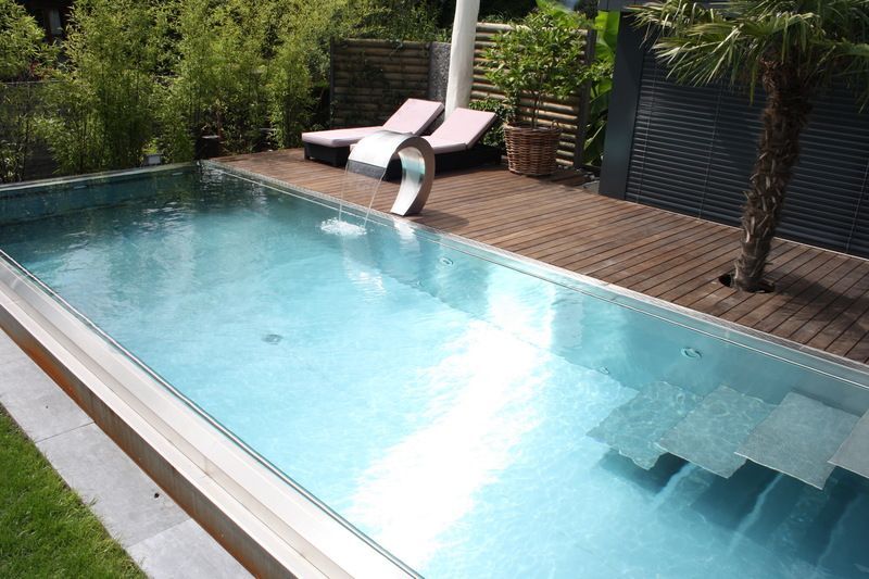 Ein grosses Schwimmbecken aus Edelstahl. Foto von der Artmetal GmbH