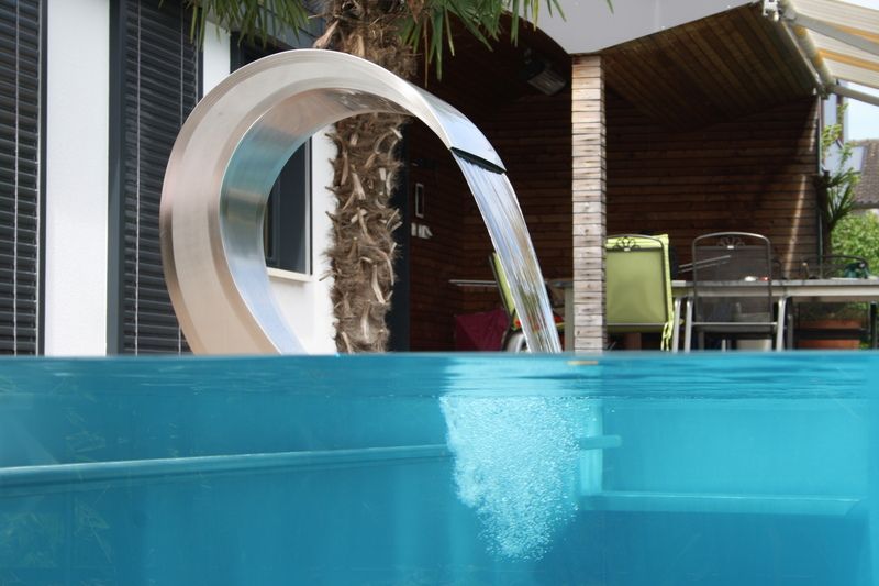 Ein Swimmingpool aus Edelstahl mit einem Wasserfall in der Mitte. Foto von der Artmetal GmbH