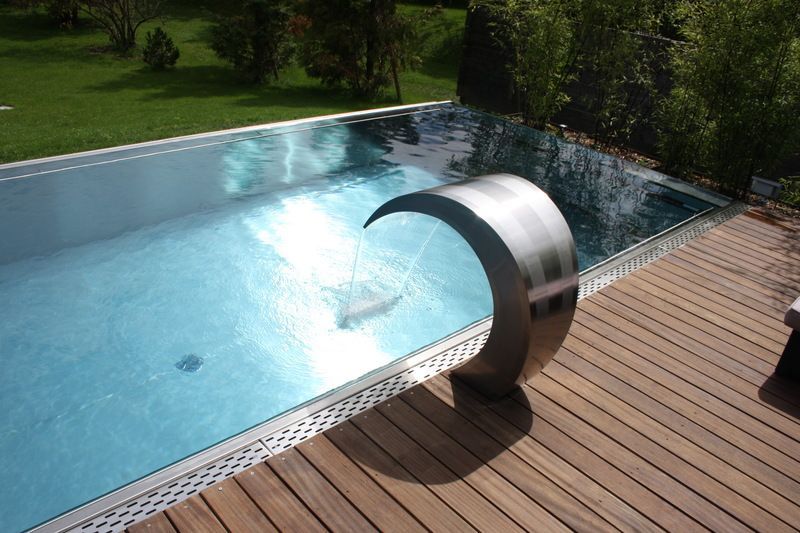 Ein Swimmingpool aus Edelstahl mit einem Wasserfall an der Seite. Foto von der Artmetal GmbH