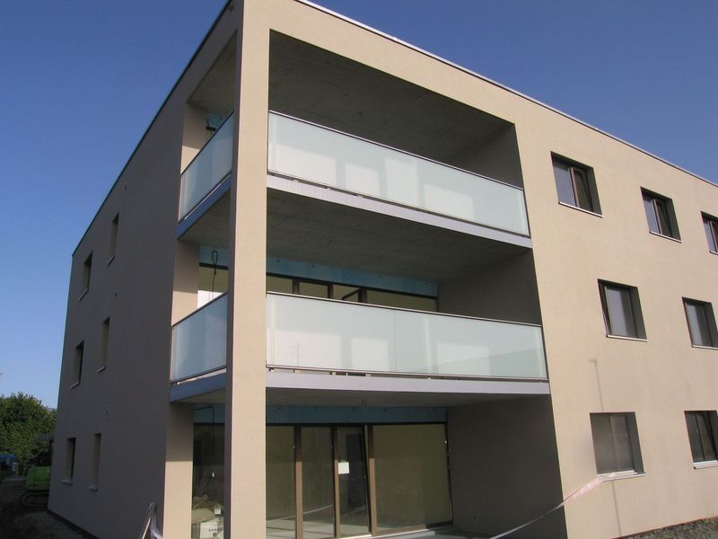 Ein Gebäude mit Balkonen und einem blauen Himmel im Hintergrund. Foto von der Artmetal GmbH