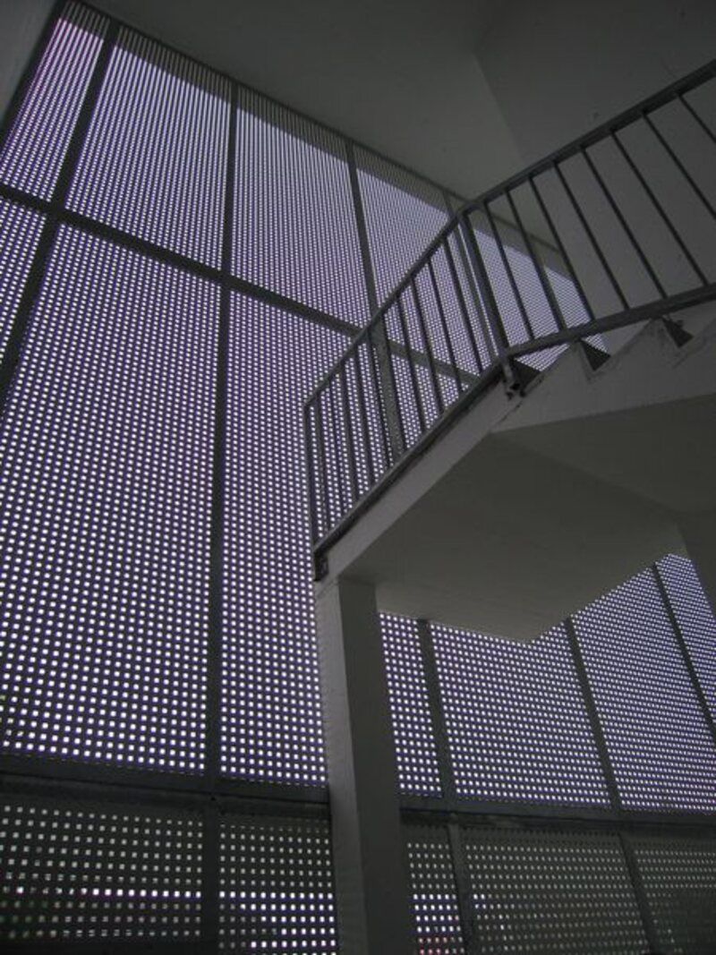 Blick nach oben auf eine Treppe mit vielen Fenstern. Foto von der Artmetal GmbH