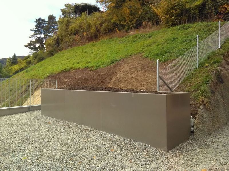 Ein Blumenkasten aus Metall. Foto von der Artmetal GmbH