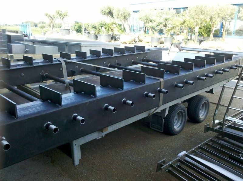 Auf einem Anhänger liegt ein grosses Stück Metall. Foto von der Artmetal GmbH