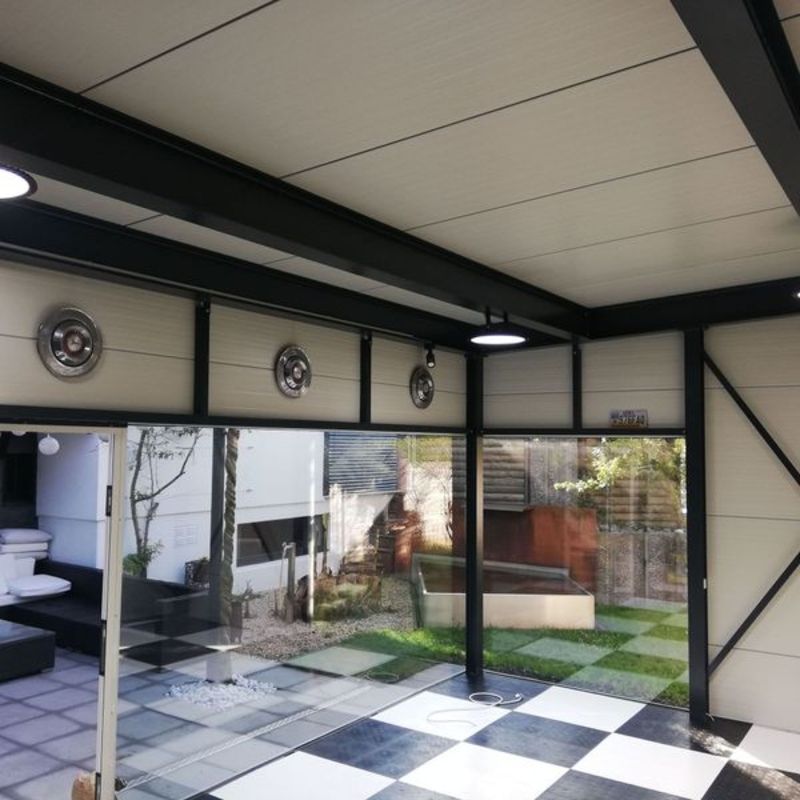 Ein Raum mit schwarz-weiss kariertem Boden. Foto von der Artmetal GmbH