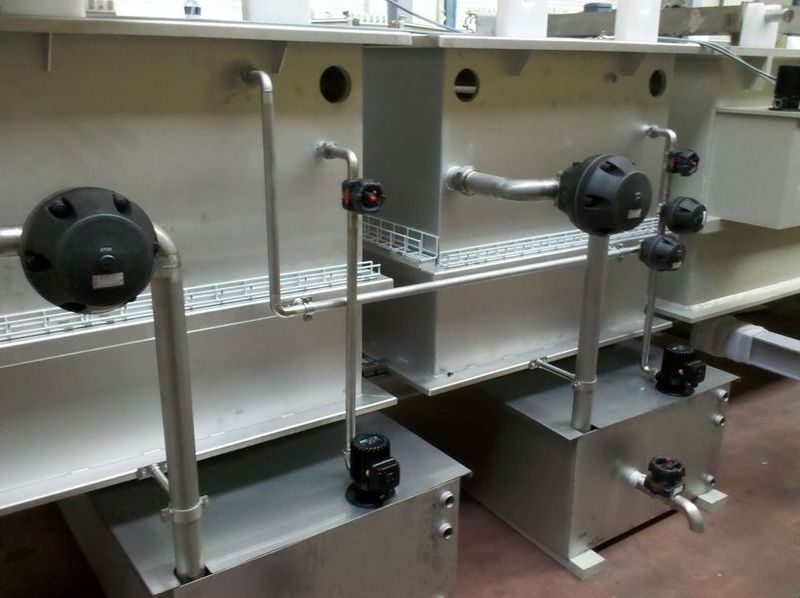 Eine Reihe von Edelstahltanks, die in einem Raum übereinander stehen. Foto von der Artmetal GmbH