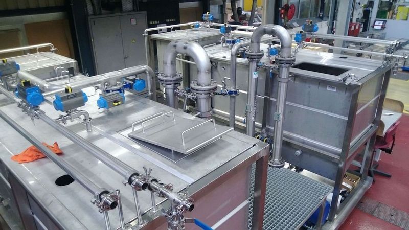 Eine Edelstahlmaschine mit Rohren und Ventilen in einer Fabrik. Foto von der Artmetal GmbH