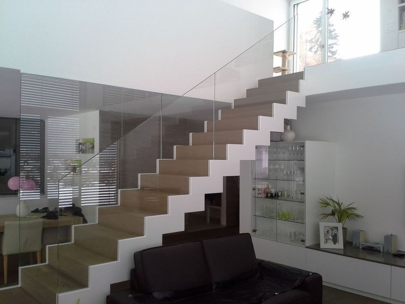 Ein Wohnzimmer mit Treppe und Couch. Foto von der Artmetal GmbH