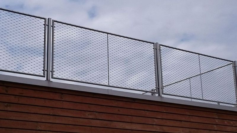 Auf einer Backsteinmauer steht ein Metallzaun. Foto von der Artmetal GmbH